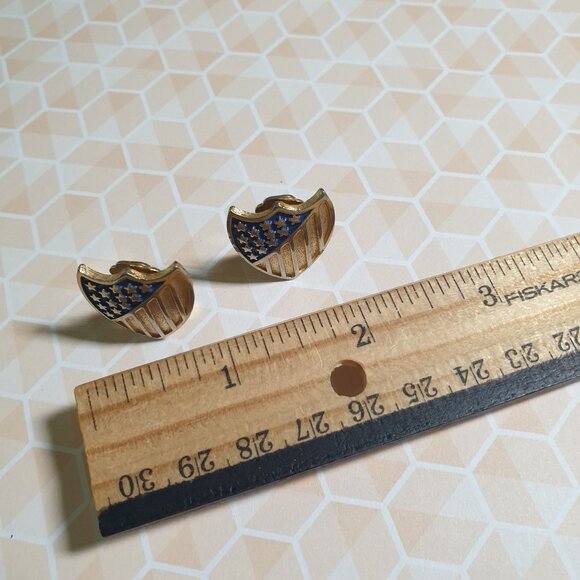 Vintage Gold Tone Shield Clip On Earrings Blue Enamel Stars Stripes Patriotic - Picture 2 of 4